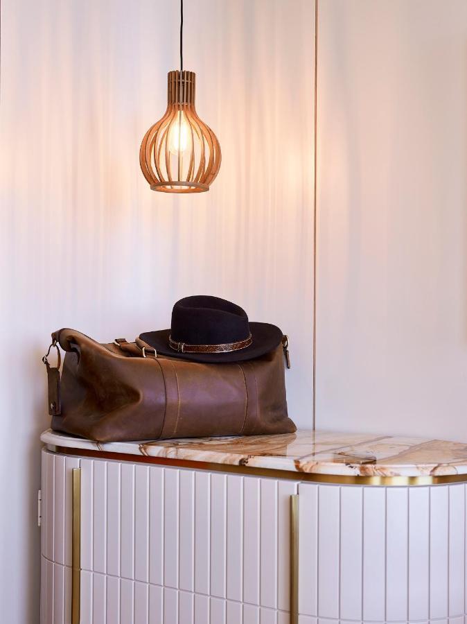 Crystalbrook Kingsley Hotel Newcastle Exterior foto A leather duffle bag