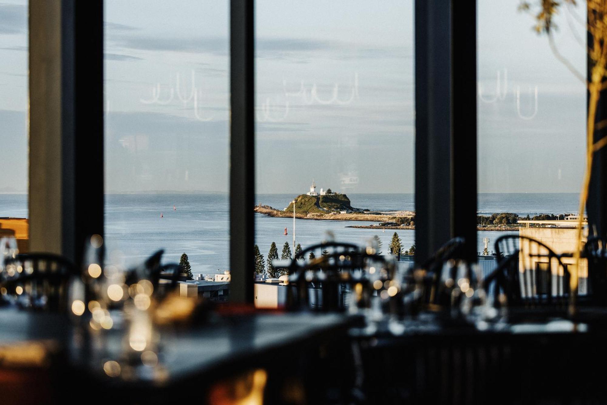 Crystalbrook Kingsley Hotel Newcastle Exterior foto View from the restaurant